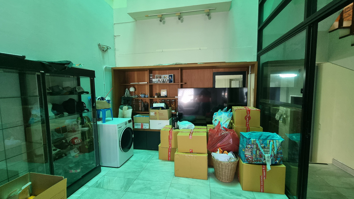 For RentTownhomeSukhumvit, Asoke, Thonglor : Townhouse for rent in Phrom Phong, suitable for living. Or make a home office of 500 sq m.