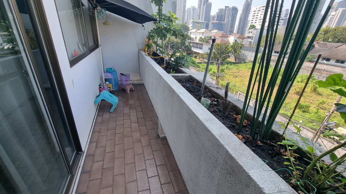 For RentTownhomeSukhumvit, Asoke, Thonglor : Townhouse for rent in Phrom Phong, suitable for living. Or make a home office of 500 sq m.