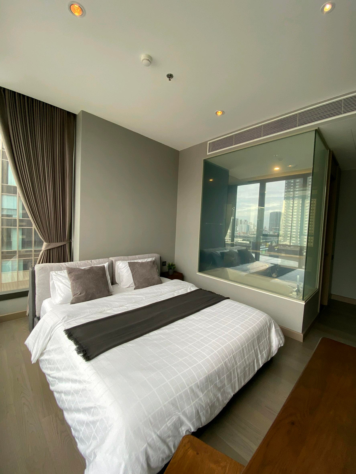 For RentCondoRama9, Petchburi, RCA : [For rent]🏢The Esse at Singha Complex price 40,000 baht/month ❗️Cheapest in the building❗️

1 bedroom, 1 bathroom
Size 48.72 sq m.
Floor 20+
Price 40,000 baht/month💵
⭕️Room ready to move in 21/4/26⭕️

Contact to make an appointment to view the room 