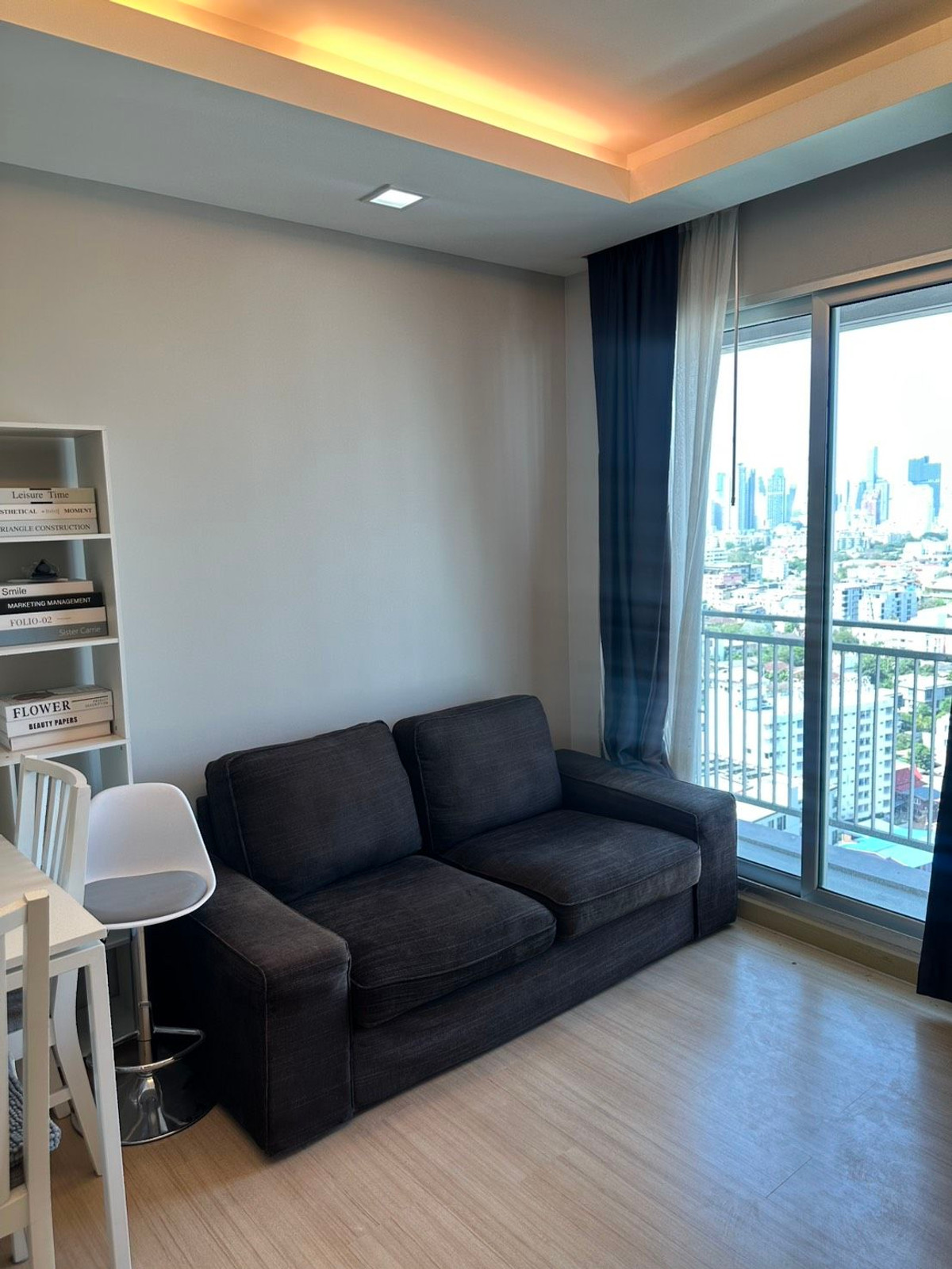 For RentCondoRama9, Petchburi, RCA : True Thonglor Condo, 1 bedroom, 1 bathroom, 32 sq m., 21st floor, fully furnished, has washing machine, ready to move in, price 14,000 baht.