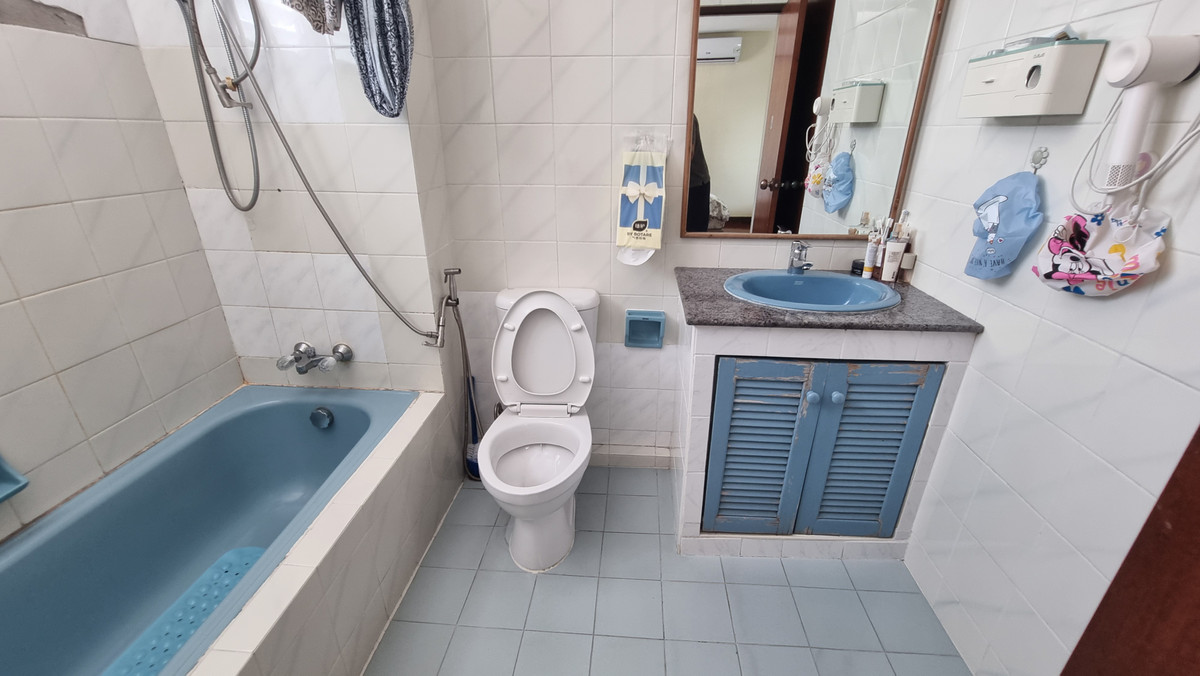 For RentTownhomeSukhumvit, Asoke, Thonglor : Townhouse for rent in Phrom Phong, suitable for living. Or make a home office of 500 sq m.