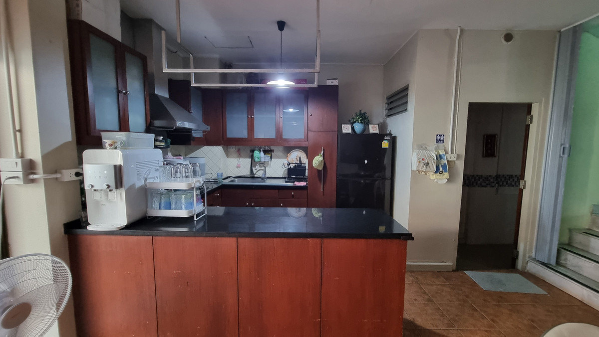 For RentTownhomeSukhumvit, Asoke, Thonglor : Townhouse for rent in Phrom Phong, suitable for living. Or make a home office of 500 sq m.