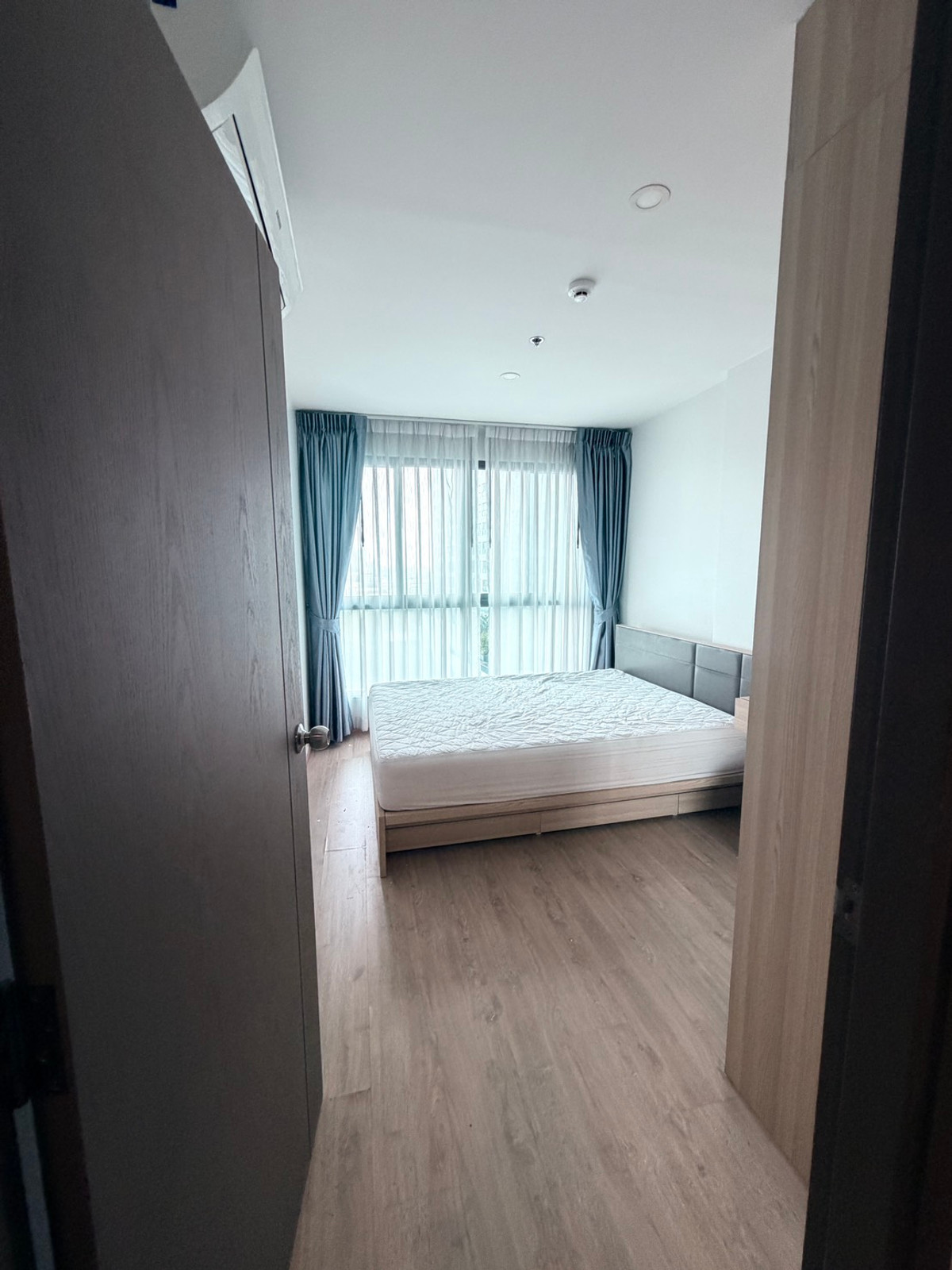 For RentCondoBangna, Bearing, Lasalle : Condo for Rent: Ideo O2 Near BTS Bang Na (approx. 300 meters)