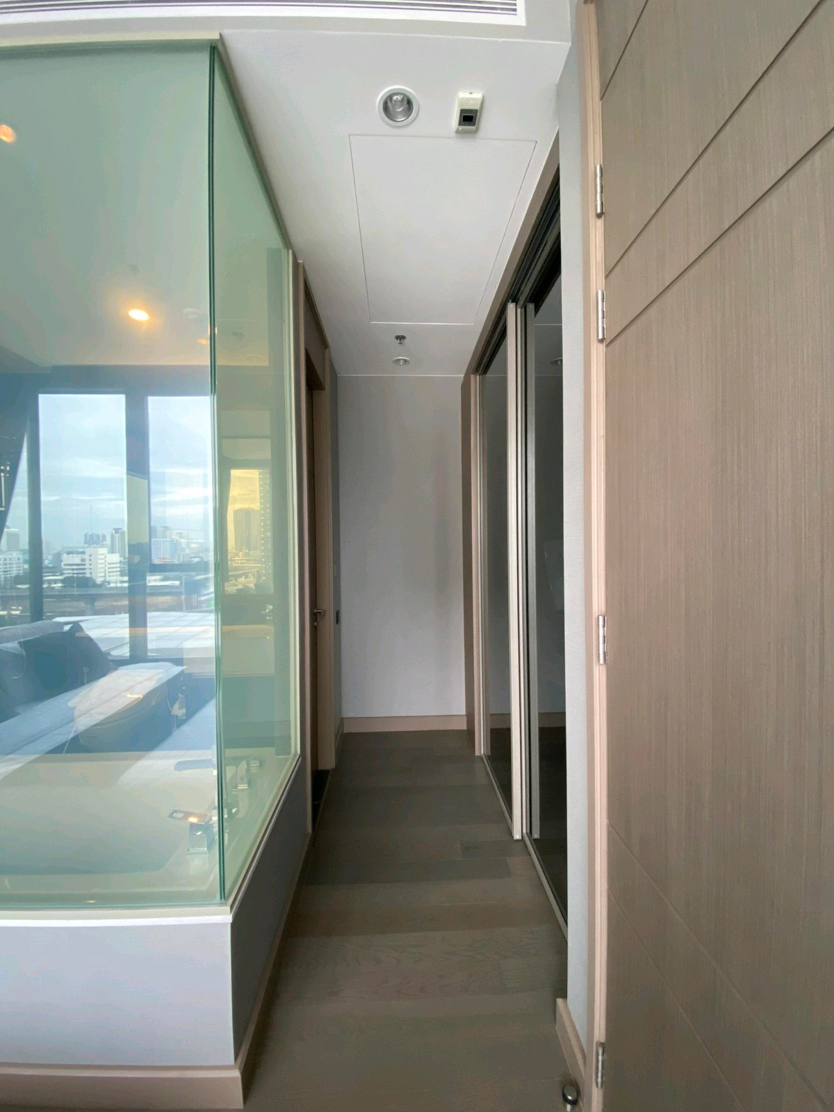 For RentCondoRama9, Petchburi, RCA : [For rent]🏢The Esse at Singha Complex price 40,000 baht/month ❗️Cheapest in the building❗️

1 bedroom, 1 bathroom
Size 48.72 sq m.
Floor 20+
Price 40,000 baht/month💵
⭕️Room ready to move in 21/4/26⭕️

Contact to make an appointment to view the room 