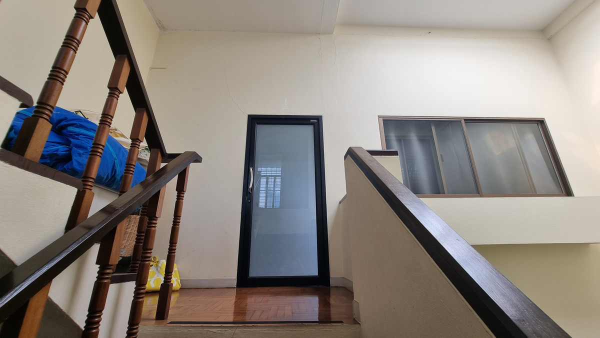 For RentTownhomeSukhumvit, Asoke, Thonglor : Townhouse for rent in Phrom Phong, suitable for living. Or make a home office of 500 sq m.