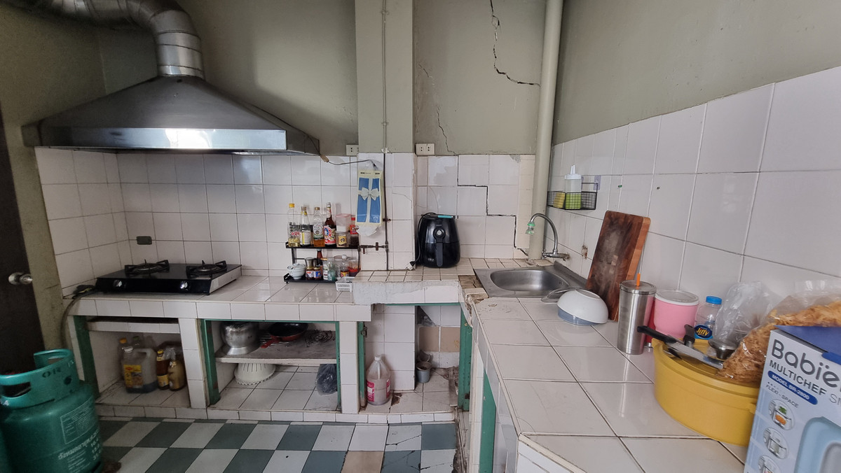 For RentTownhomeSukhumvit, Asoke, Thonglor : Townhouse for rent in Phrom Phong, suitable for living. Or make a home office of 500 sq m.