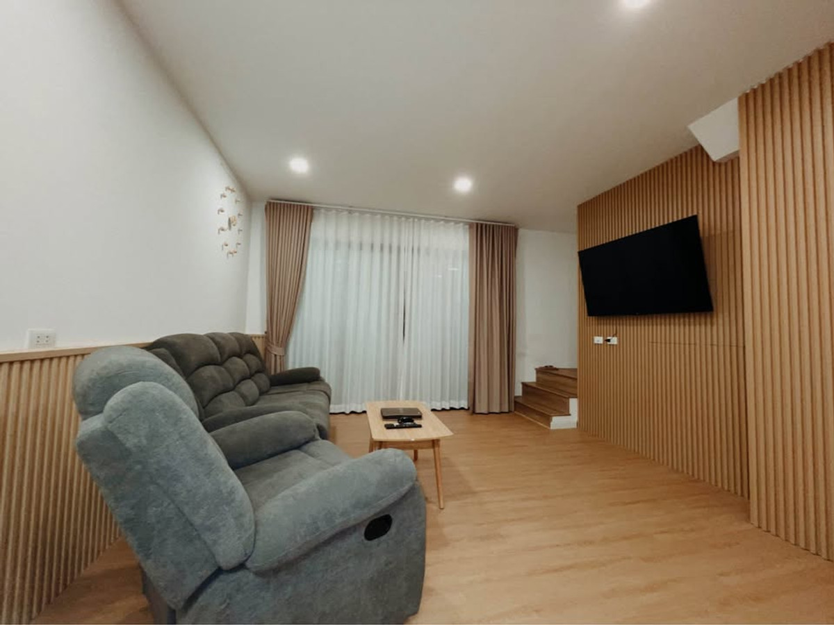 For RentTownhomePattanakan, Srinakarin : 📌For rent, 3-story townhome, Patio Srinakarin–Rama 9 (Krungthep Kreetha zone), beautiful house, fully decorated. Furniture and electrical appliances ready to move in. Located in a potential location Next to Krungthep Kreetha golf course, good atmosphere, 