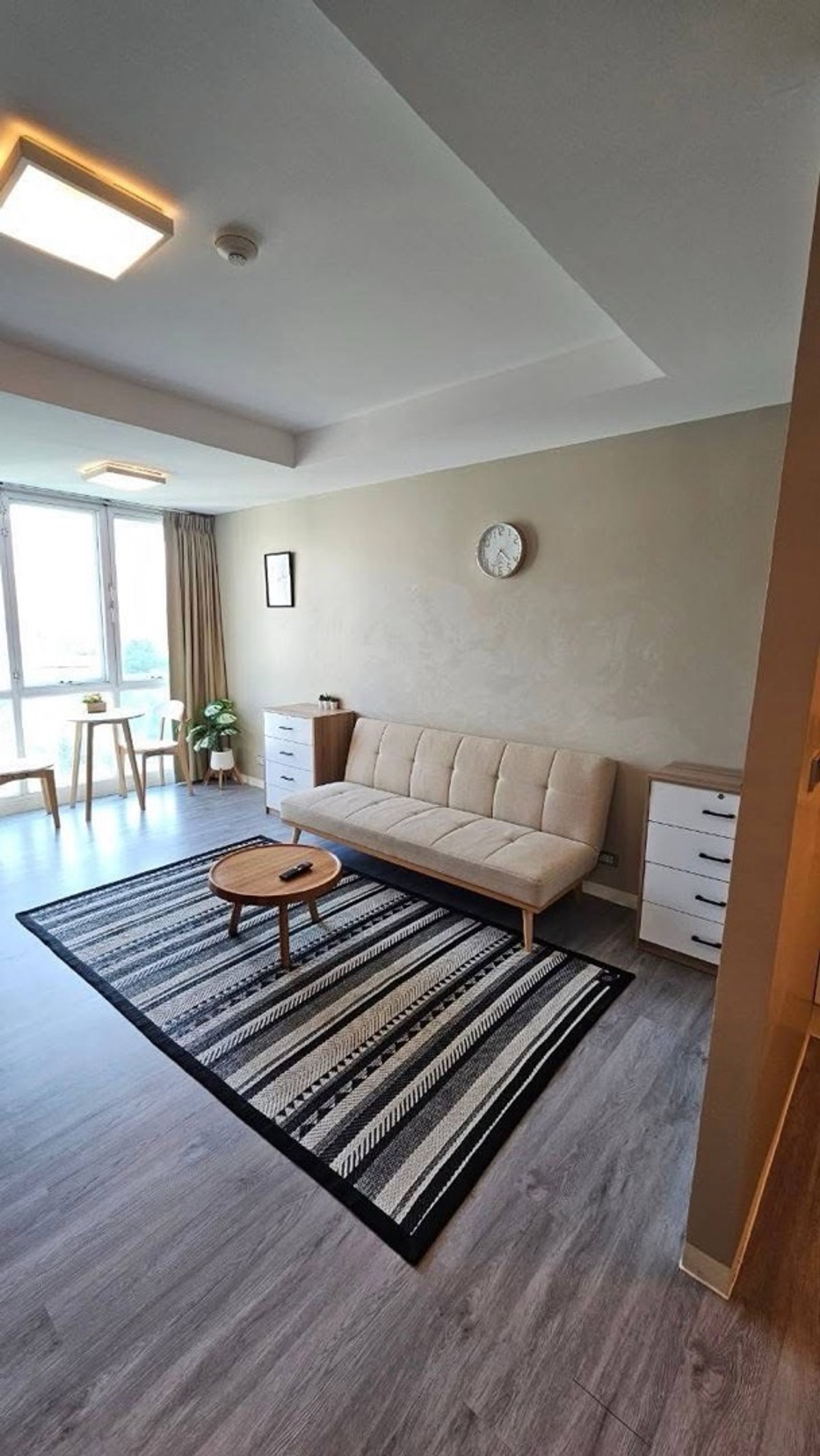 ให้เช่าคอนโดพระราม 9 เพชรบุรีตัดใหม่ RCA : 🩷โครงการ: Garden Asoke Rama 9
อาคาร: C (Low rise)
ชั้น: 8
ห้อง: 1 ห้องนอน, 1 ห้องน้ำ
ขนาด: 52 ตร.ม. วิวสวน ไม่มีตึกบัง
ห้อง: พร้อมเฟอร์นิเจอร์ใหม่: โซฟา, เตียง, โต๊ะทานข้าว, ตู้เสื้อผ้า, Digital door lock
เครื่องใช้ไฟฟ้าครบ line @900cqqhk tel 0859114585 