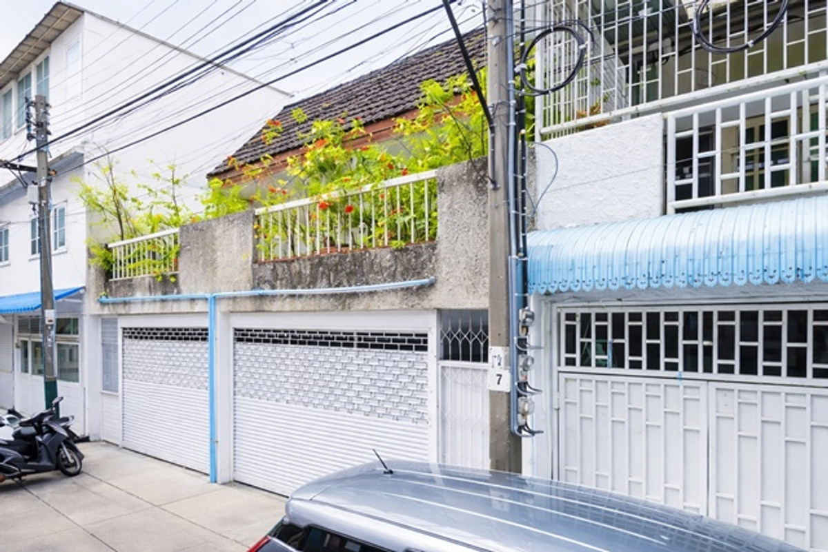 For RentTownhomeWitthayu, Chidlom, Langsuan, Ploenchit : near St Louis Hospital 1 km and expressways near BTS Surasak 700m. townhouse 1-2unit 3-6bed