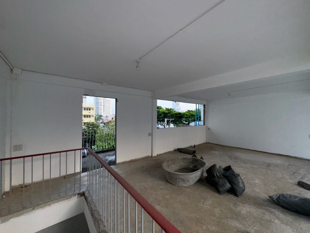 ให้เช่าอาคารพาณิชย์สุขุมวิท อโศก ทองหล่อ : ปล่อยเช่า อาคารพาณิชย์ 2 คูหา 3 ชั้น + ดาดฟ้า @ ซอยเอกมัย 12 สุขุมวิท 63 จอดรถได้ที่ DONKI TONGLOR