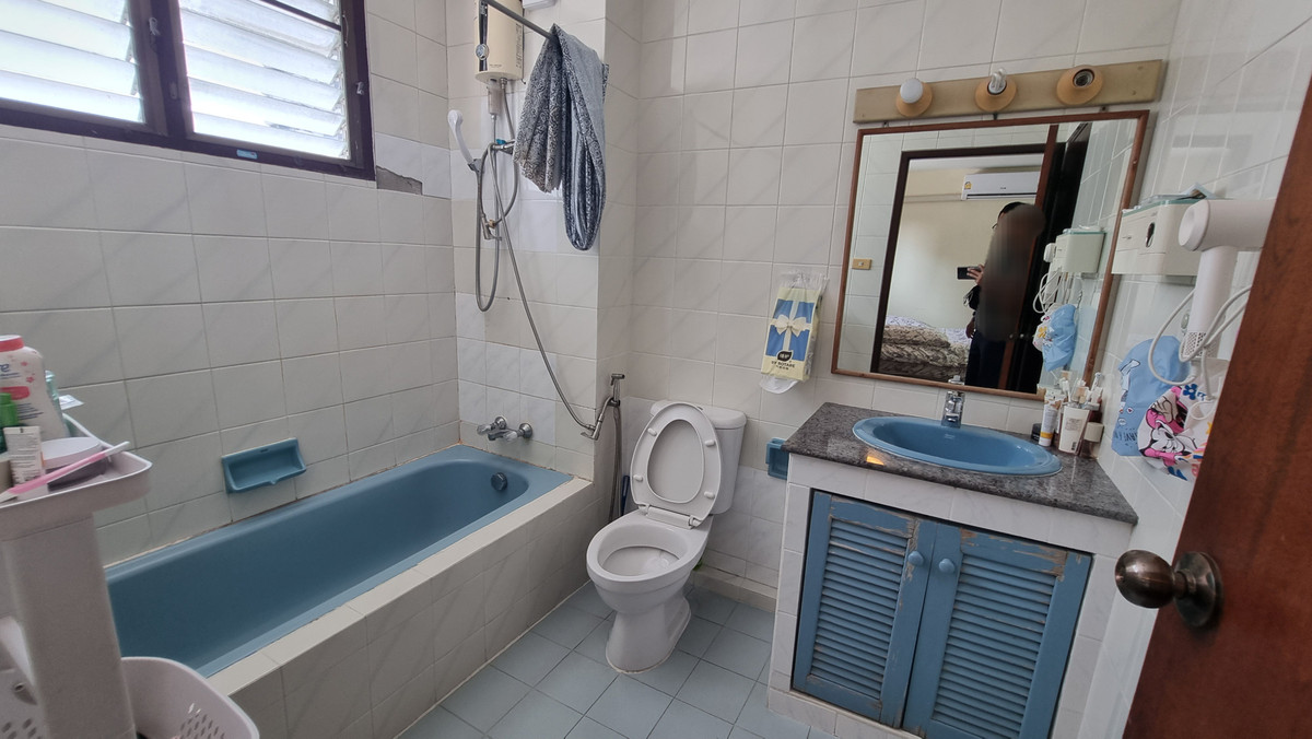 For RentTownhomeSukhumvit, Asoke, Thonglor : Townhouse for rent in Phrom Phong, suitable for living. Or make a home office of 500 sq m.