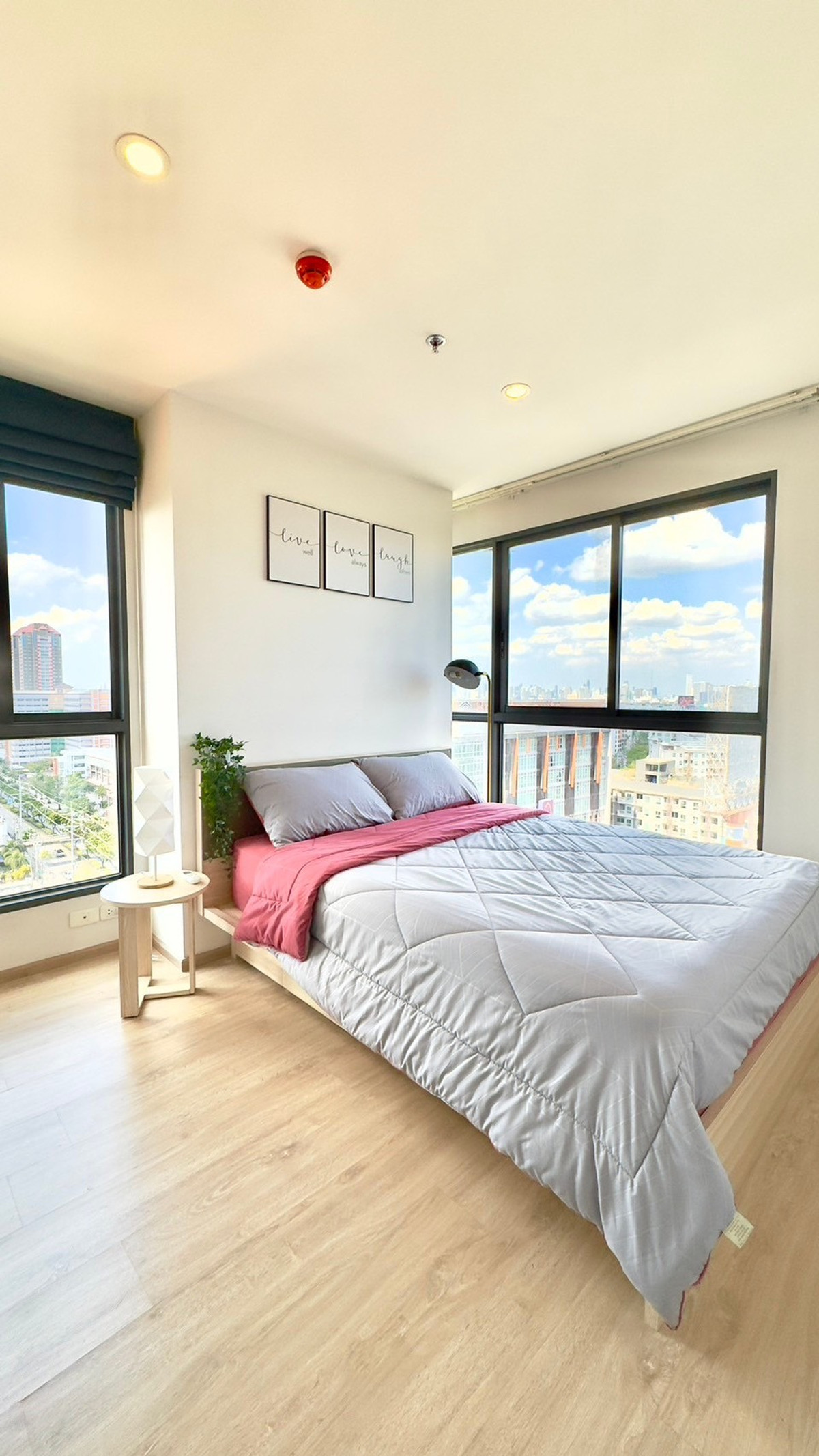 For RentCondoBangna, Bearing, Lasalle : Condo for Rent: Ideo O2 Near BTS Bang Na (approx. 300 meters)