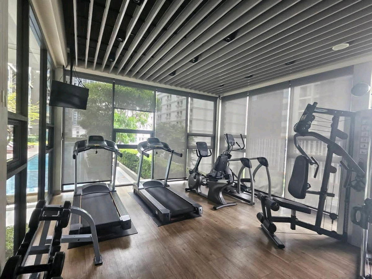 For RentCondoRatchadapisek, Huaikwang, Suttisan : 🍃 Big room, Rare Item, MRT Huai Khwang location, walk only 150 m.