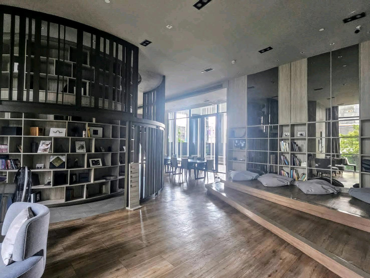 For RentCondoRatchadapisek, Huaikwang, Suttisan : 🍃 Big room, Rare Item, MRT Huai Khwang location, walk only 150 m.