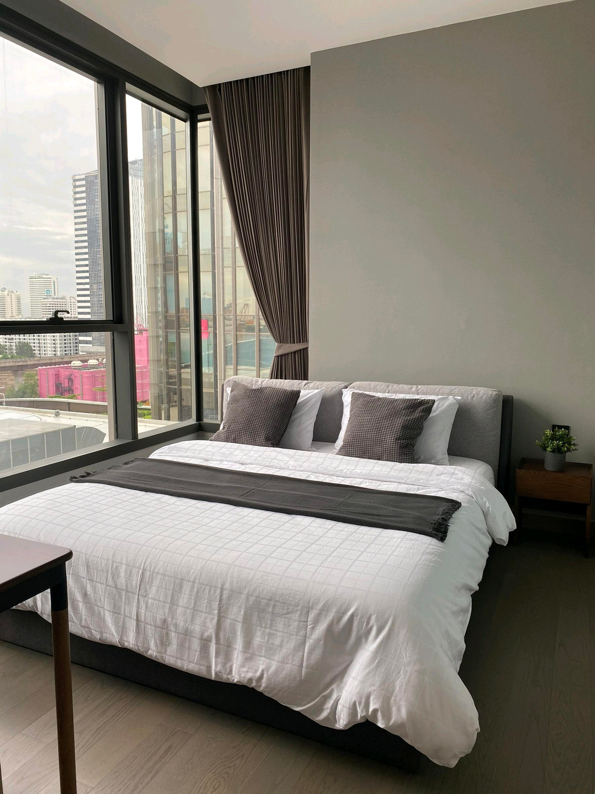 For RentCondoRama9, Petchburi, RCA : [For rent]🏢The Esse at Singha Complex price 40,000 baht/month ❗️Cheapest in the building❗️

1 bedroom, 1 bathroom
Size 48.72 sq m.
Floor 20+
Price 40,000 baht/month💵
⭕️Room ready to move in 21/4/26⭕️

Contact to make an appointment to view the room 