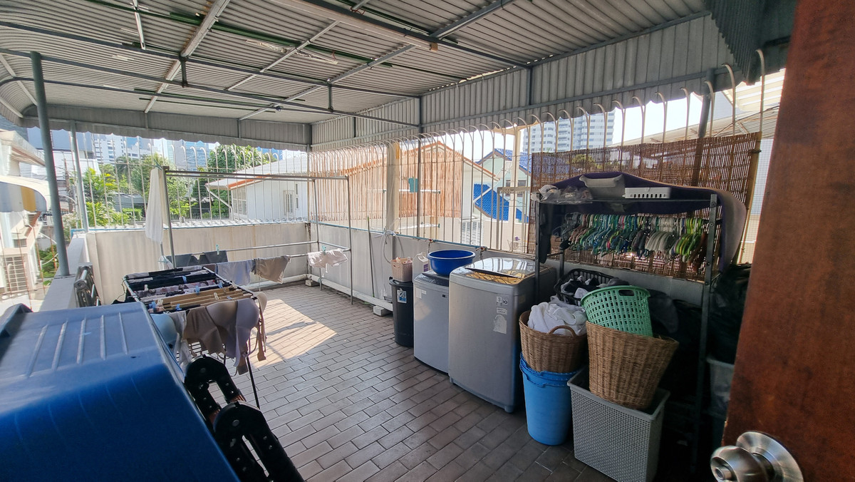 For RentTownhomeSukhumvit, Asoke, Thonglor : Townhouse for rent in Phrom Phong, suitable for living. Or make a home office of 500 sq m.