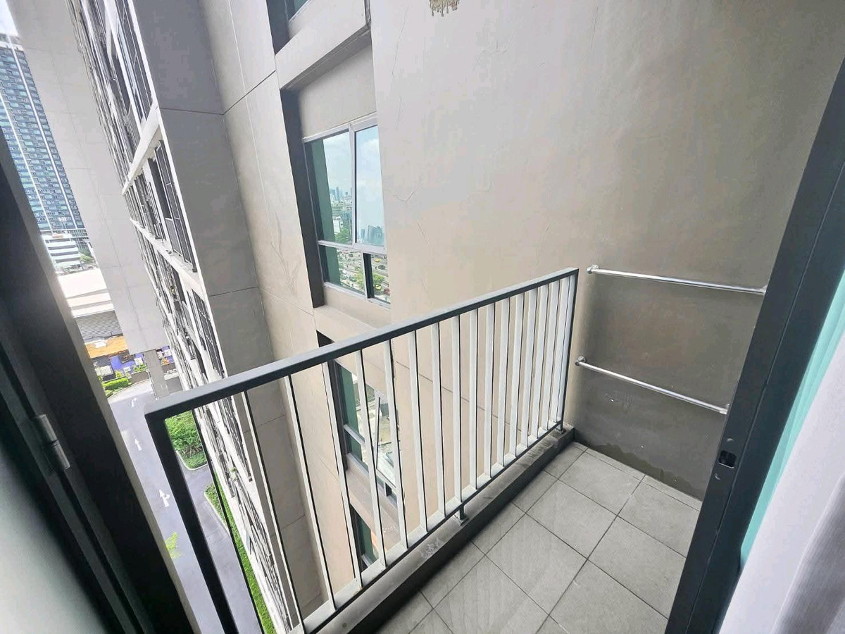 For RentCondoRatchadapisek, Huaikwang, Suttisan : 🍃 Big room, Rare Item, MRT Huai Khwang location, walk only 150 m.