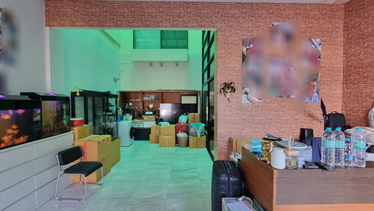 For RentTownhomeSukhumvit, Asoke, Thonglor : Townhouse for rent in Phrom Phong, suitable for living. Or make a home office of 500 sq m.