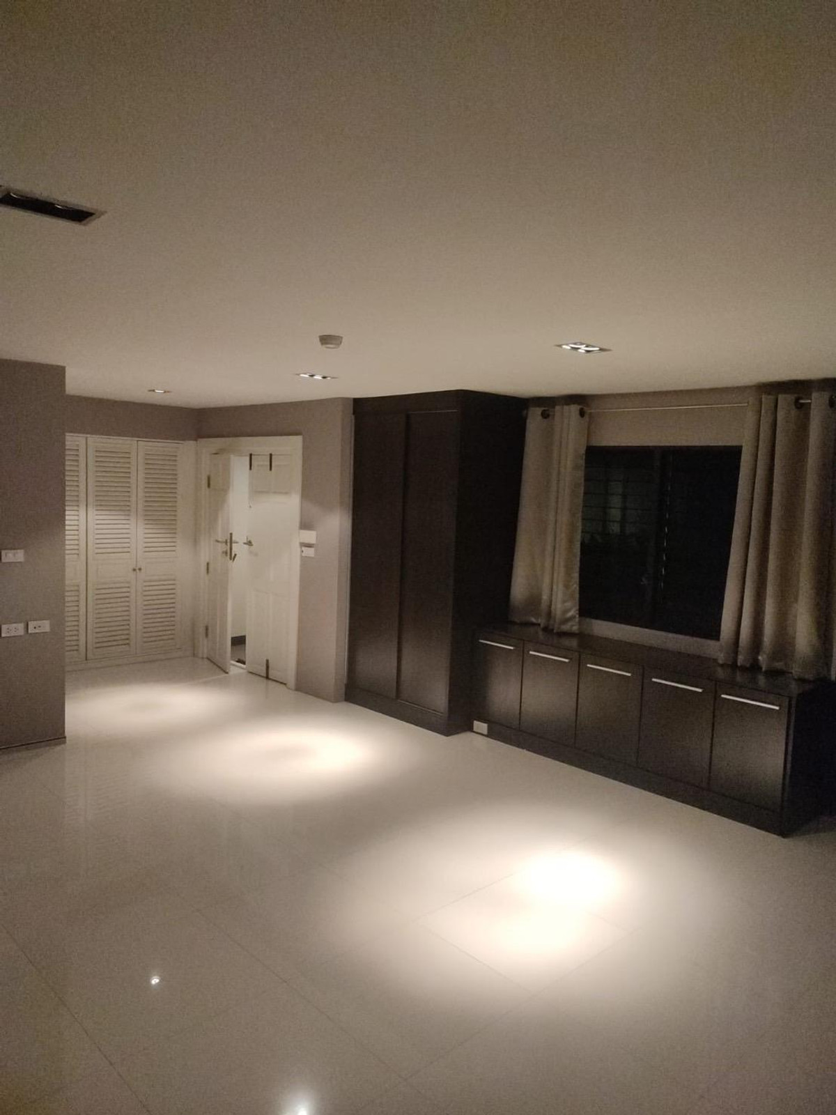 For RentSukhumvit, Asoke, Thonglor : Spacious 3BR at Liberty Park (Sukhumvit Soi 23)  Unit 16B | Fully Furnished & Ready to Move In