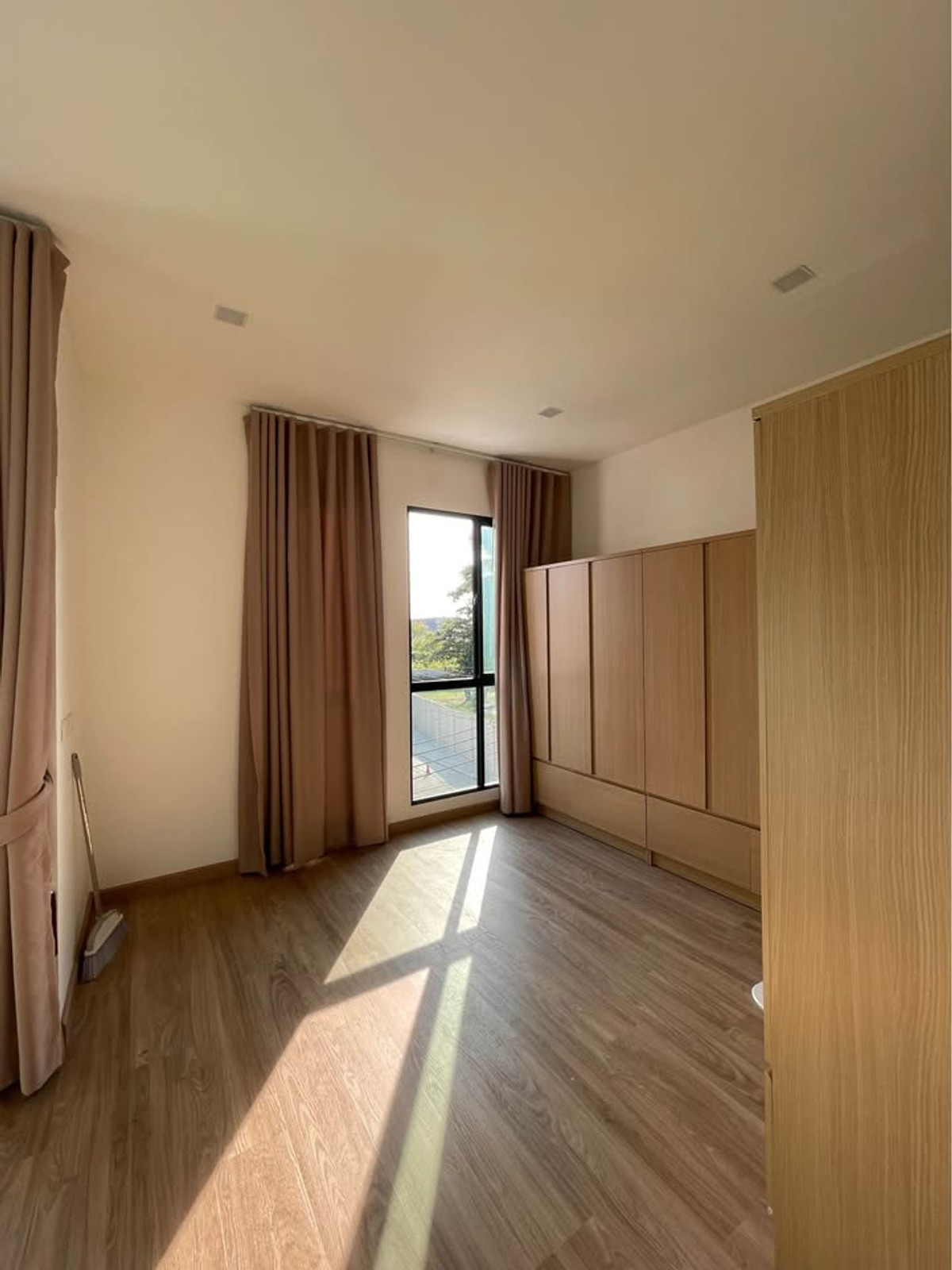 For RentTownhomePattanakan, Srinakarin : 📌For rent, 3-story townhome, Patio Srinakarin–Rama 9 (Krungthep Kreetha zone), beautiful house, fully decorated. Furniture and electrical appliances ready to move in. Located in a potential location Next to Krungthep Kreetha golf course, good atmosphere, 