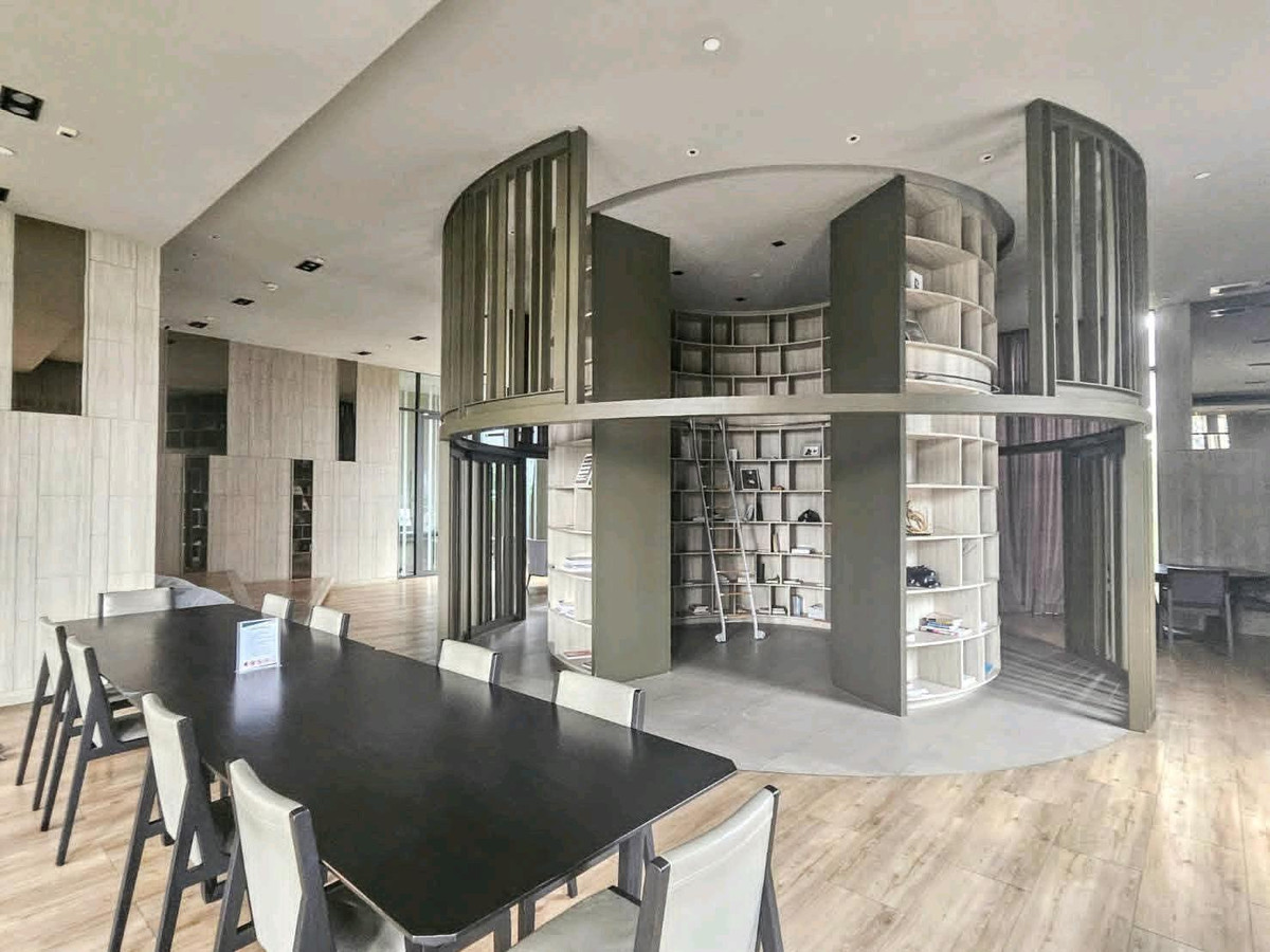 For RentCondoRatchadapisek, Huaikwang, Suttisan : 🍃 Big room, Rare Item, MRT Huai Khwang location, walk only 150 m.