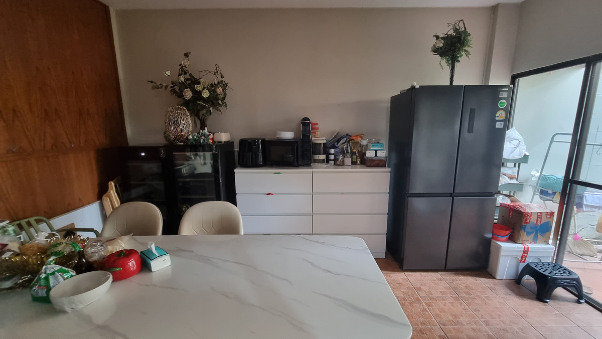 For RentTownhomeSukhumvit, Asoke, Thonglor : Townhouse for rent in Phrom Phong, suitable for living. Or make a home office of 500 sq m.