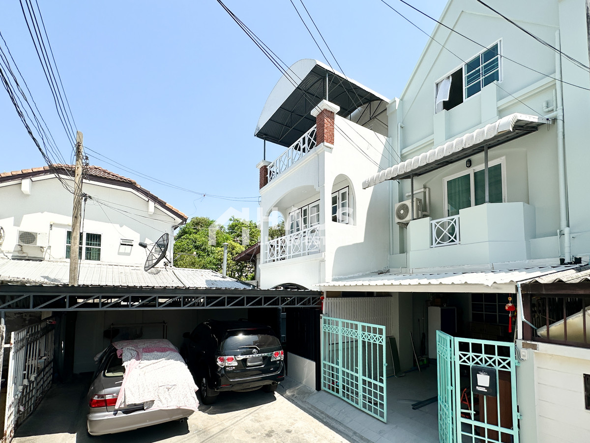 ขายทาวน์โฮมบางซื่อ วงศ์สว่าง เตาปูน : ✨ แรร์ไอเทมประชาชื่น! หลังริมรีโนเวทใหม่ (สไตล์มินิมอล) ราคาดีมาก🔥 ขายทาวน์เฮ้าส์ ซอย ประชาชื่น 27 🔥 Townhouse Soi Prachachuen 27 / 3 ห้องนอน #TPCC005