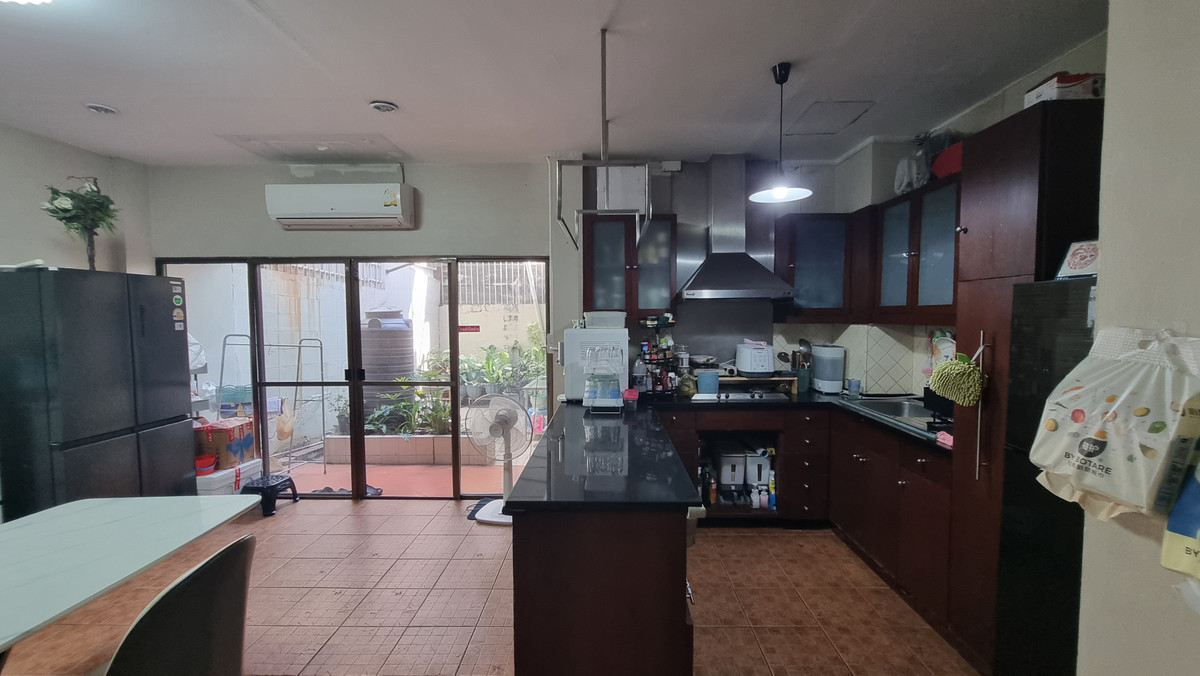 For RentTownhomeSukhumvit, Asoke, Thonglor : Townhouse for rent in Phrom Phong, suitable for living. Or make a home office of 500 sq m.