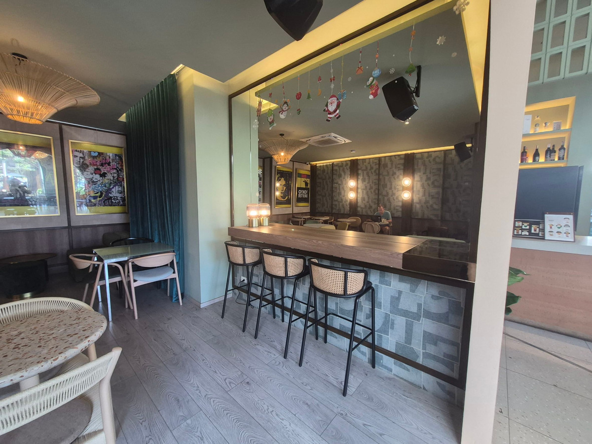 For RentRetail SpaceSukhumvit, Asoke, Thonglor : Space for rent near BTS Ekkamai, 157 sq m, suitable for a cafe, cake shop, bakery or restaurant.