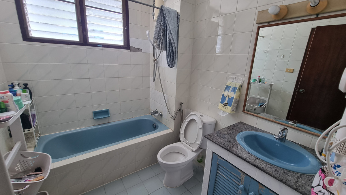 For RentTownhomeSukhumvit, Asoke, Thonglor : Townhouse for rent in Phrom Phong, suitable for living. Or make a home office of 500 sq m.