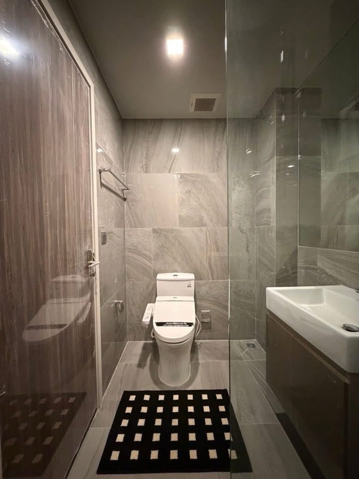 ให้เช่าคอนโดสุขุมวิท อโศก ทองหล่อ : 🏢✨ ให้เช่า Ideo Q Sukhumvit 36
คอนโดทำเลทอง ใกล้ BTS ทองหล่อ ห้องใหม่ ไม่เคยปล่อยเช่า พร้อมเข้าอยู่

💰 ราคาเช่า 27,000 บาท / เดือน
📄 สัญญาขั้นต่ำ 1 ปี