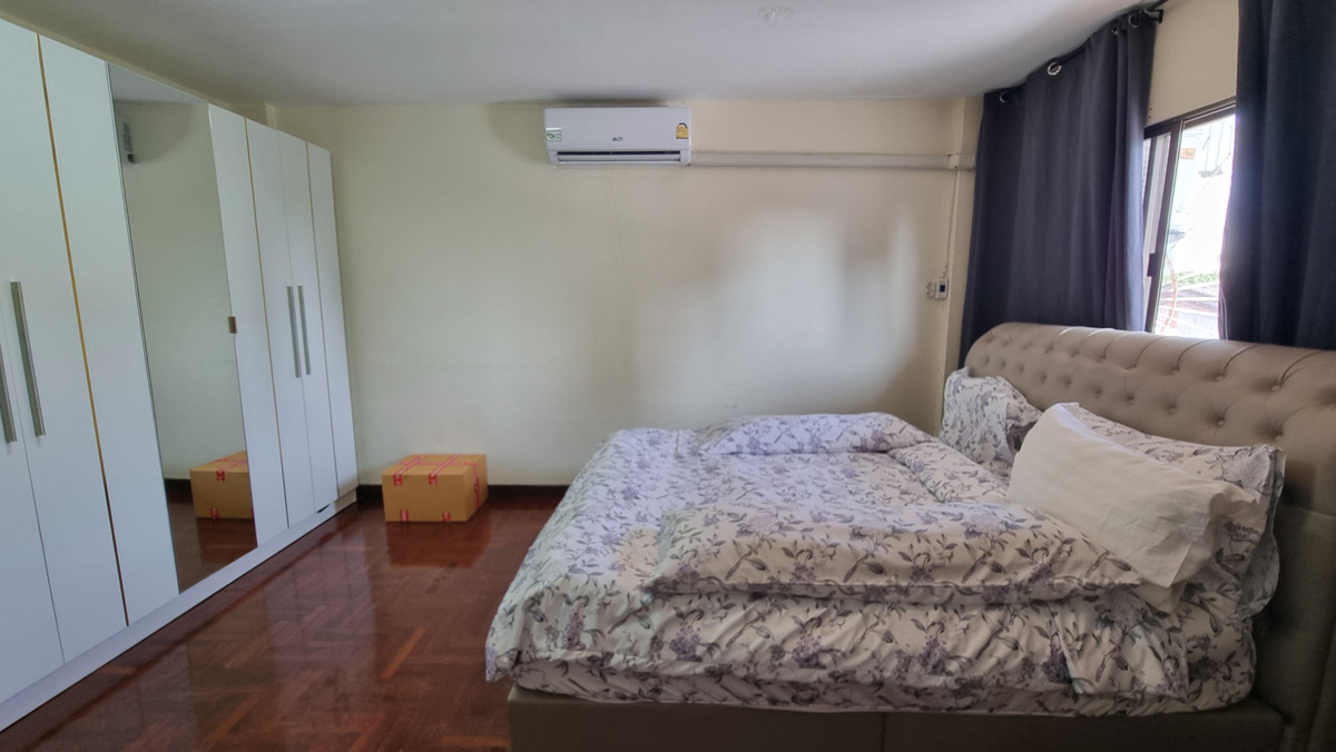 For RentTownhomeSukhumvit, Asoke, Thonglor : Townhouse for rent in Phrom Phong, suitable for living. Or make a home office of 500 sq m.