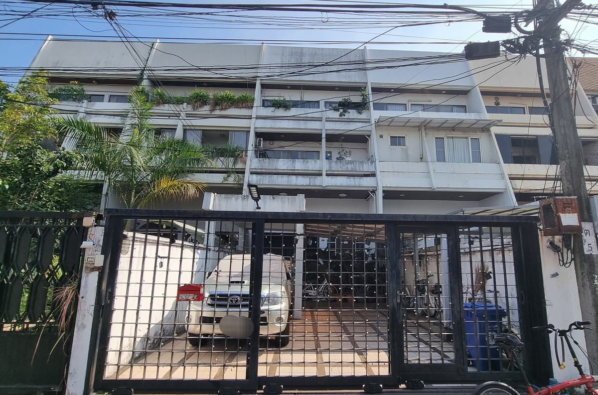 For RentTownhomeSukhumvit, Asoke, Thonglor : Townhouse for rent in Phrom Phong, suitable for living. Or make a home office of 500 sq m.