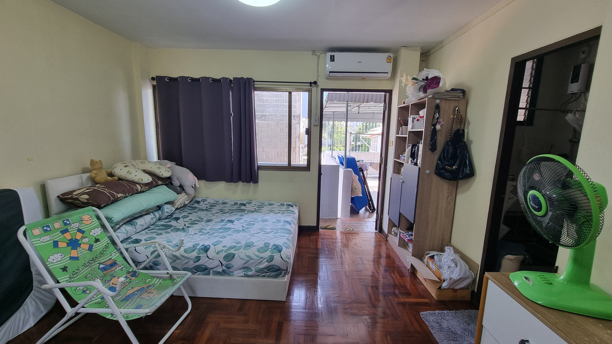 For RentTownhomeSukhumvit, Asoke, Thonglor : Townhouse for rent in Phrom Phong, suitable for living. Or make a home office of 500 sq m.