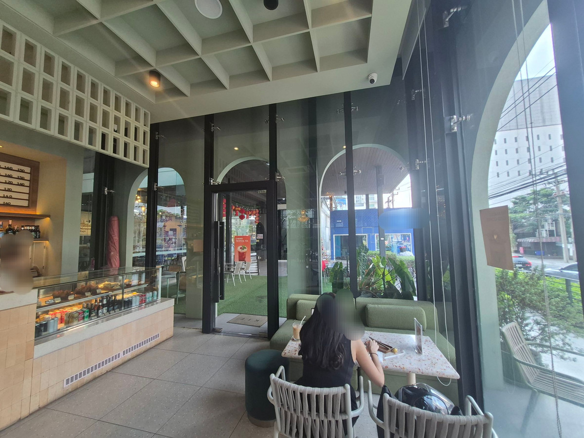 For RentRetail SpaceSukhumvit, Asoke, Thonglor : Space for rent near BTS Ekkamai, 157 sq m, suitable for a cafe, cake shop, bakery or restaurant.