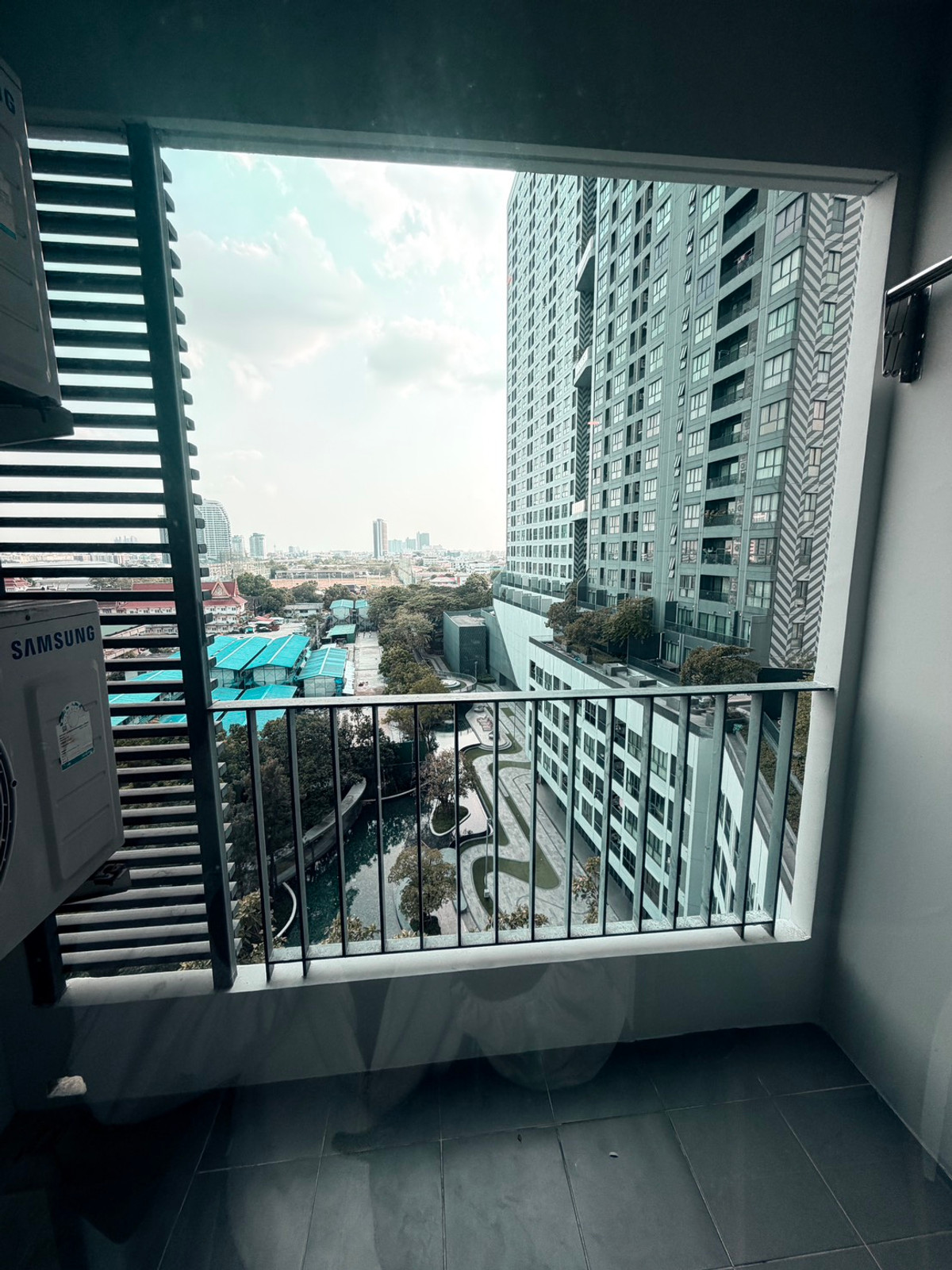 For RentCondoBangna, Bearing, Lasalle : Condo for Rent: Ideo O2 Near BTS Bang Na (approx. 300 meters)