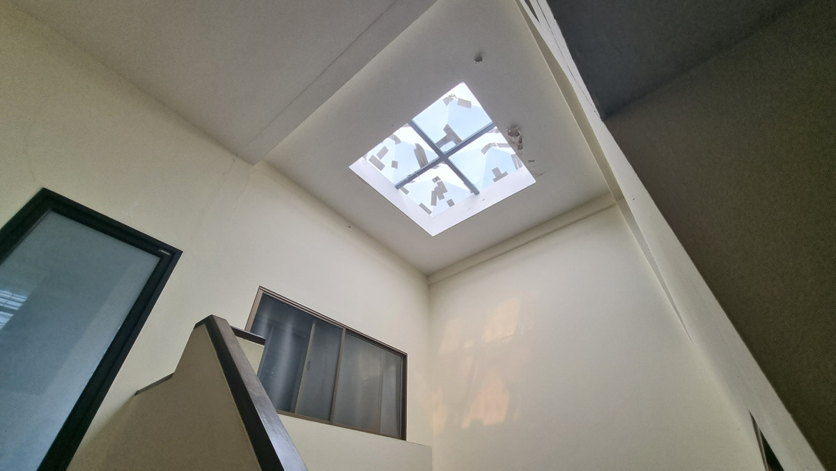 For RentTownhomeSukhumvit, Asoke, Thonglor : Townhouse for rent in Phrom Phong, suitable for living. Or make a home office of 500 sq m.