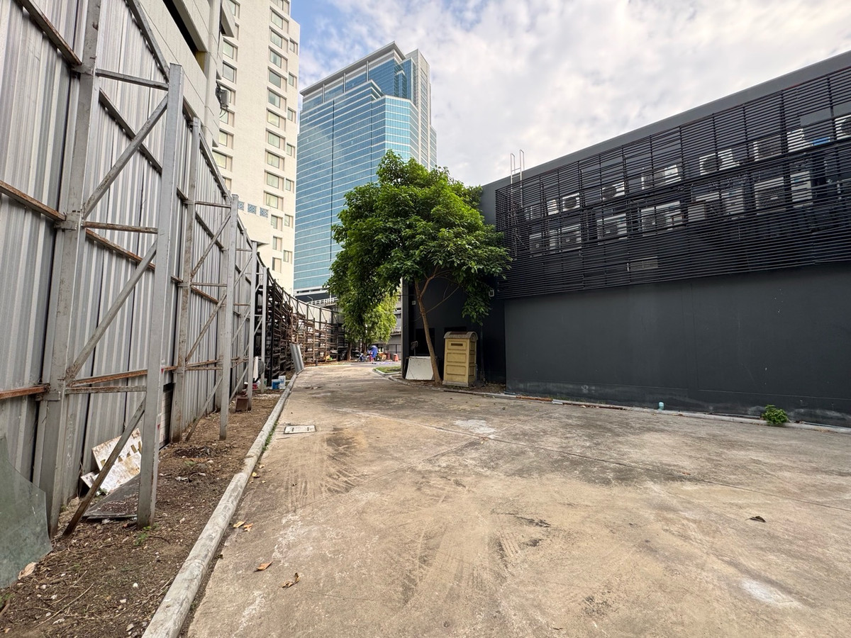 For RentRetail SpaceSiam Paragon ,Chulalongkorn,Samyan : Building for rent STAND ALONE for business @ Chula Samyan on the main road Rama 4 with parking for 10 cars | FOR RENT STAND ALONE BUILDING AT CHULA SAMYAN on ROADSIDE RAMA 4 with 10 PARKINGS