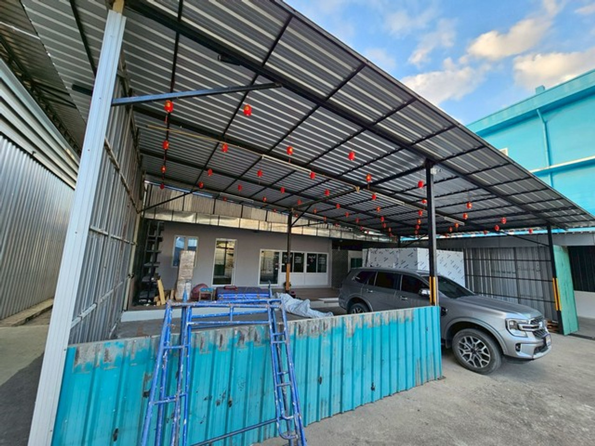 For RentWarehousePattaya, Bangsaen, Chonburi : HR3312 Warehouse for rent, new condition, H-Beam structure, complete with office. Ban Bueng-Chonburi location Supports the installation of a 5-ton crane with a high load-bearing floor. Convenient entry and exit