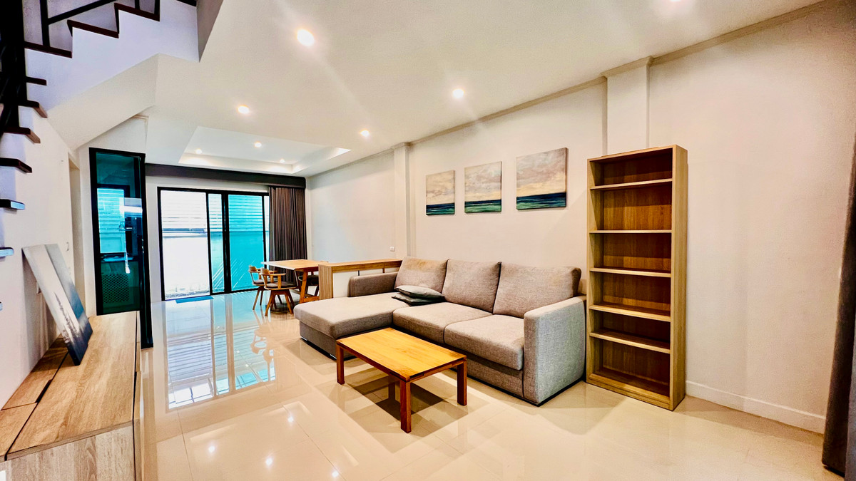 ขายทาวน์โฮมลาดพร้าว101 แฮปปี้แลนด์ : ขายทาวน์โฮม 3 ชั้น Supalai Essence ลาดพร้าว บ้านสภาพใหม่  บิ้วอิน พร้อมเฟอร์นิเจอร์ เครื่องใช้ไฟฟ้า ทำเลศักยภาพ เข้าอยู่ได้ทันที