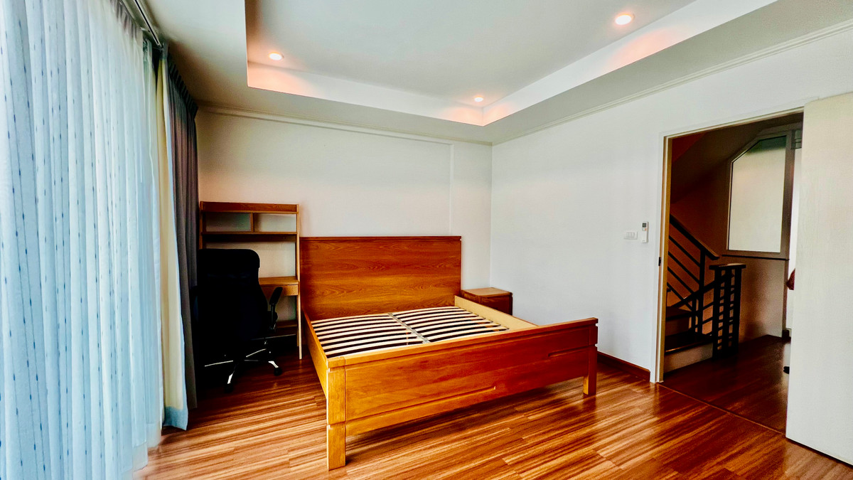 ขายทาวน์โฮมลาดพร้าว101 แฮปปี้แลนด์ : ขายทาวน์โฮม 3 ชั้น Supalai Essence ลาดพร้าว บ้านสภาพใหม่  บิ้วอิน พร้อมเฟอร์นิเจอร์ เครื่องใช้ไฟฟ้า ทำเลศักยภาพ เข้าอยู่ได้ทันที