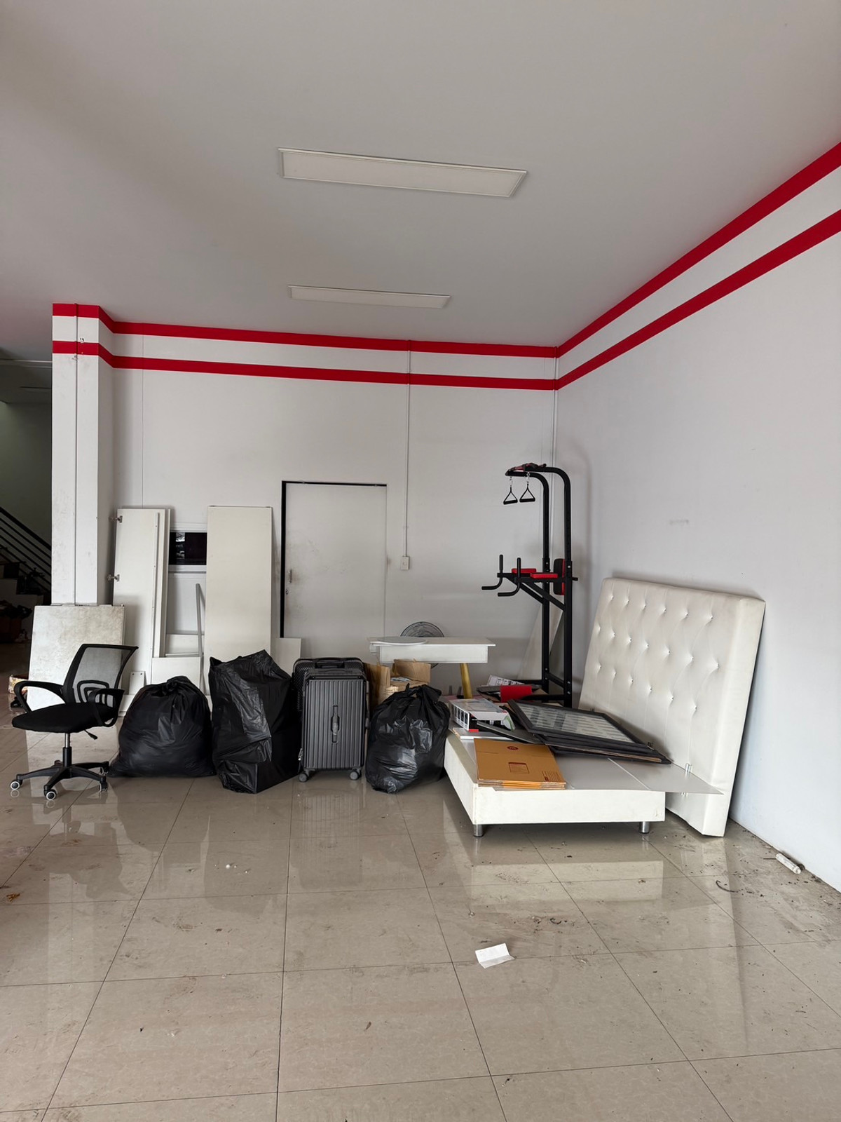 For RentShop HouseNonthaburi, Bang Yai, Bangbuathong : Commercial building for rent, 2 units, Ban Kluay-Sai Noi, beautiful, cheap, good location, convenient parking, if interested contact Line @841qqlnr