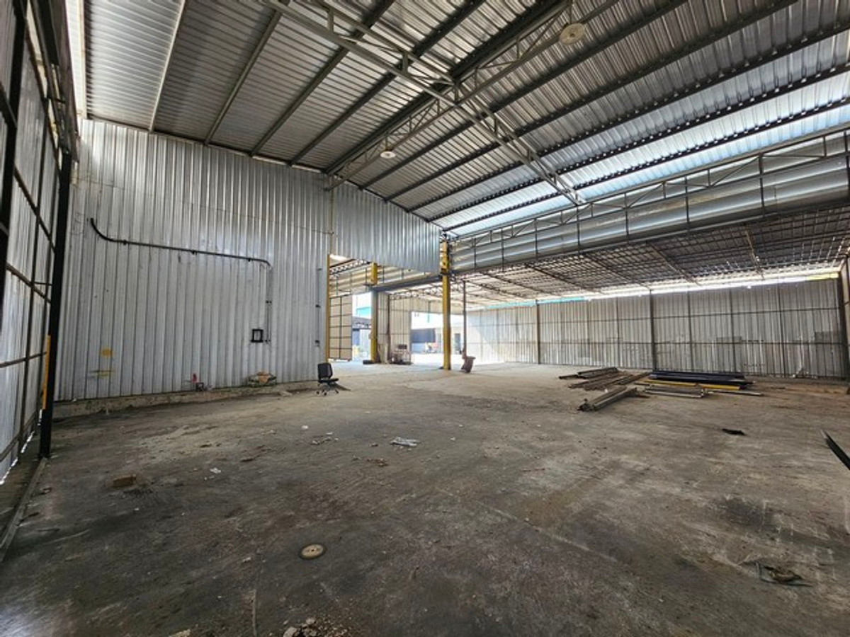 For RentWarehousePattaya, Bangsaen, Chonburi : HR3312 Warehouse for rent, new condition, H-Beam structure, complete with office. Ban Bueng-Chonburi location Supports the installation of a 5-ton crane with a high load-bearing floor. Convenient entry and exit