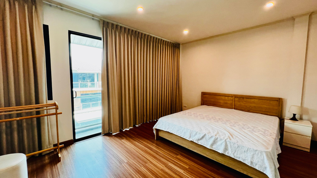 ขายทาวน์โฮมลาดพร้าว101 แฮปปี้แลนด์ : ขายทาวน์โฮม 3 ชั้น Supalai Essence ลาดพร้าว บ้านสภาพใหม่  บิ้วอิน พร้อมเฟอร์นิเจอร์ เครื่องใช้ไฟฟ้า ทำเลศักยภาพ เข้าอยู่ได้ทันที