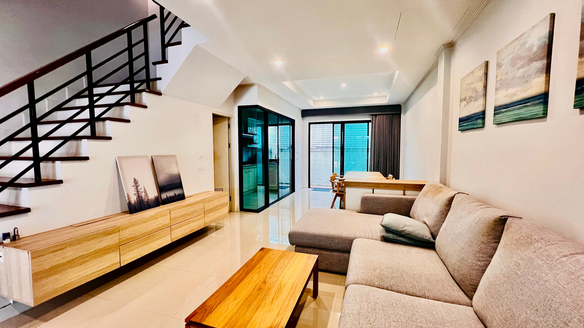 ขายทาวน์โฮมลาดพร้าว101 แฮปปี้แลนด์ : ขายทาวน์โฮม 3 ชั้น Supalai Essence ลาดพร้าว บ้านสภาพใหม่  บิ้วอิน พร้อมเฟอร์นิเจอร์ เครื่องใช้ไฟฟ้า ทำเลศักยภาพ เข้าอยู่ได้ทันที