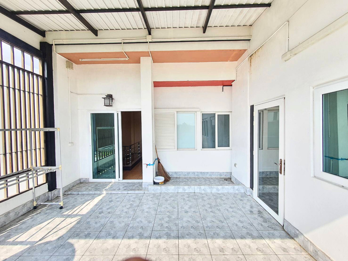 HouseMin Buri, Romklao : For sale, for rent, detached house in front of Parkway Aliv Park, Ramkhamhaeng (Parkway Chalet new phase), next to the BTS, 3 bedrooms, 4 bathrooms, beautiful house, no need to repair, ready to decorate.