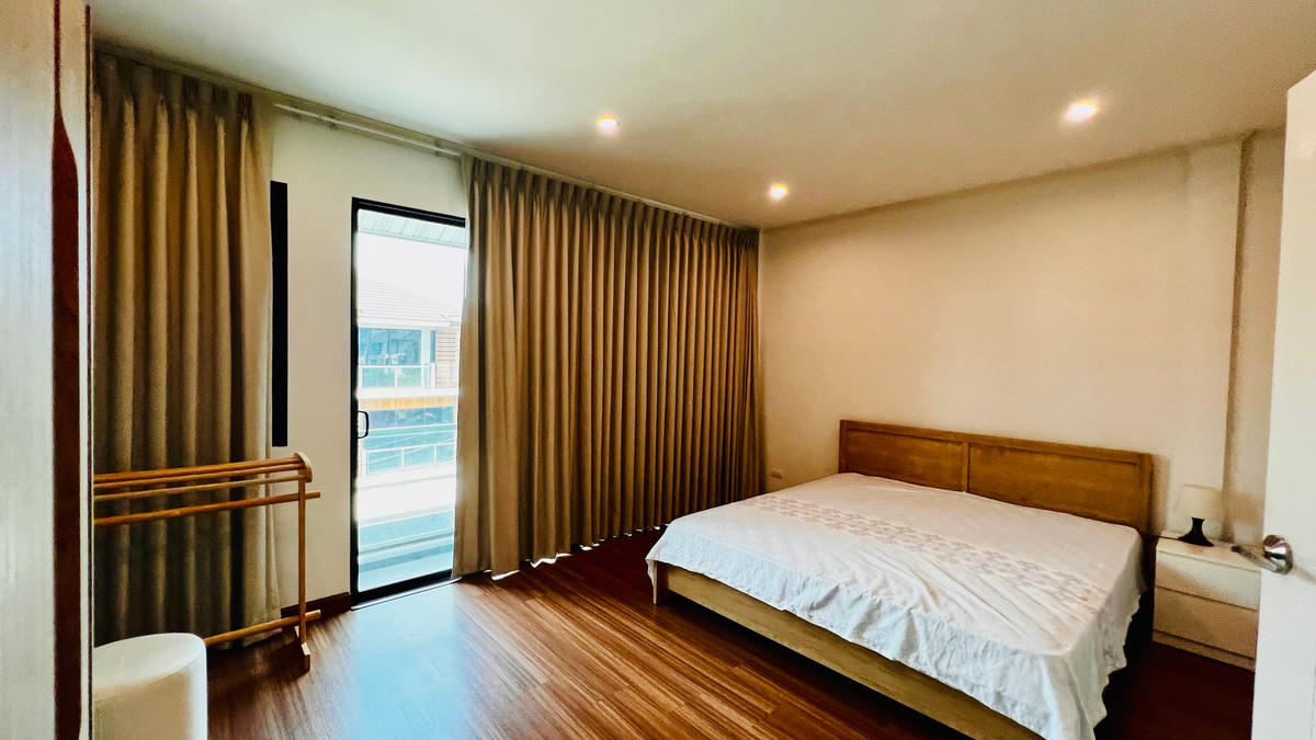 ขายทาวน์โฮมลาดพร้าว101 แฮปปี้แลนด์ : ขายทาวน์โฮม 3 ชั้น Supalai Essence ลาดพร้าว บ้านสภาพใหม่  บิ้วอิน พร้อมเฟอร์นิเจอร์ เครื่องใช้ไฟฟ้า ทำเลศักยภาพ เข้าอยู่ได้ทันที