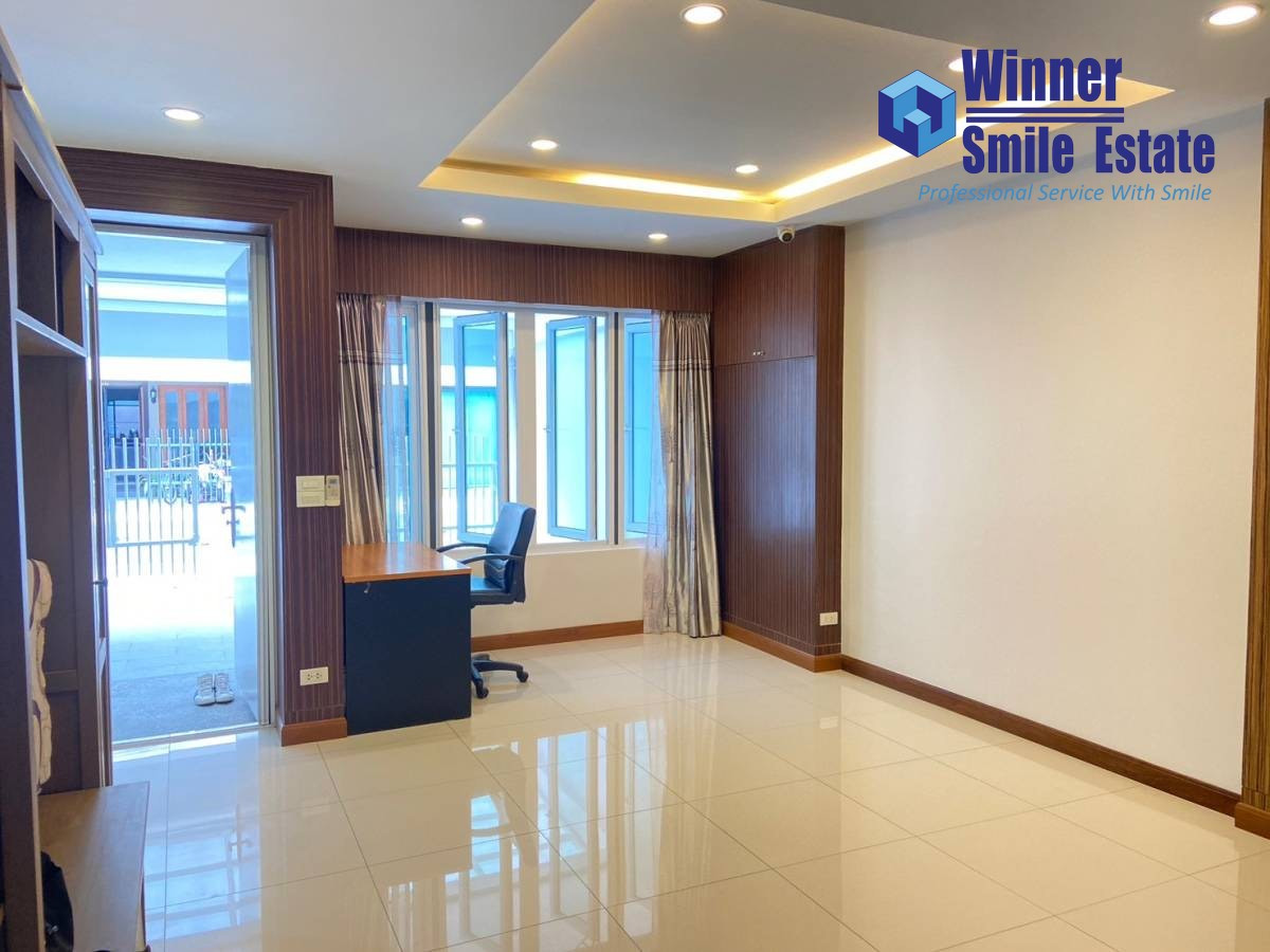 For RentTownhomePattanakan, Srinakarin : Townhome for rent, Noble Cube Pattanakran, Pattanakran Road, near Thonglor. Beautiful house, fully furnished.