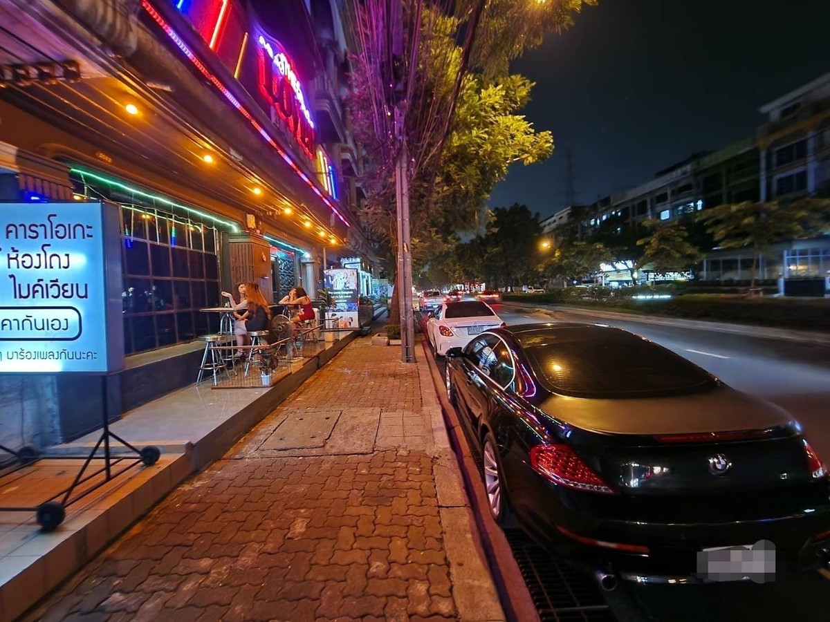 เซ้งร้านค้า/ตลาดนัดพัฒนาการ ศรีนครินทร์ : เซ้งร้าน คาราโอเกะ-บาร์ พัฒนาการ ติดถนนใหญ่ ร้านขนาดใหญ่ 2 คูหา 5 ชั้น พร้อม VIP 7 ห้อง