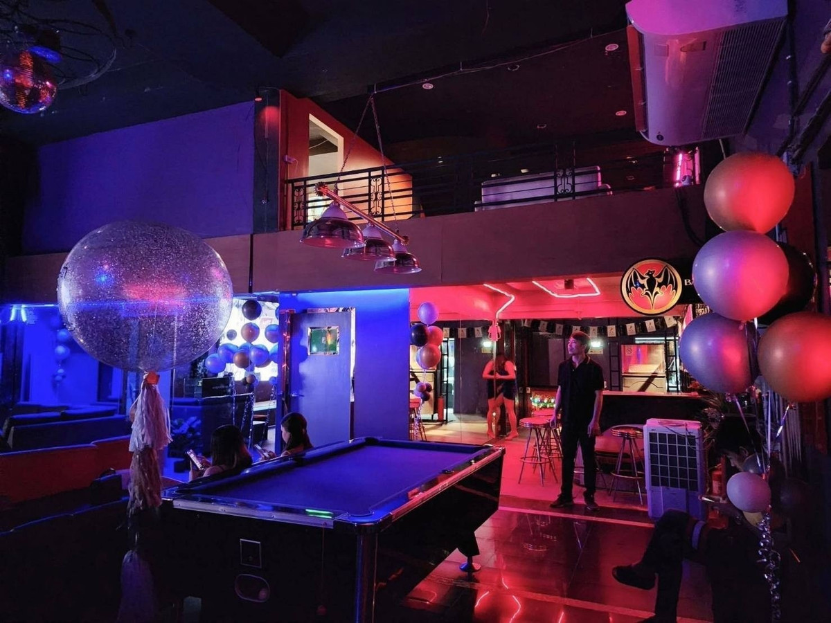 เซ้งร้านค้า/ตลาดนัดพัฒนาการ ศรีนครินทร์ : เซ้งร้าน คาราโอเกะ-บาร์ พัฒนาการ ติดถนนใหญ่ ร้านขนาดใหญ่ 2 คูหา 5 ชั้น พร้อม VIP 7 ห้อง